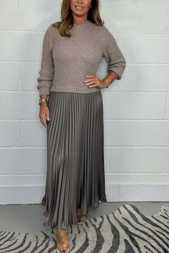 Claudia | Maxi dress with a knit top and pleated skirt